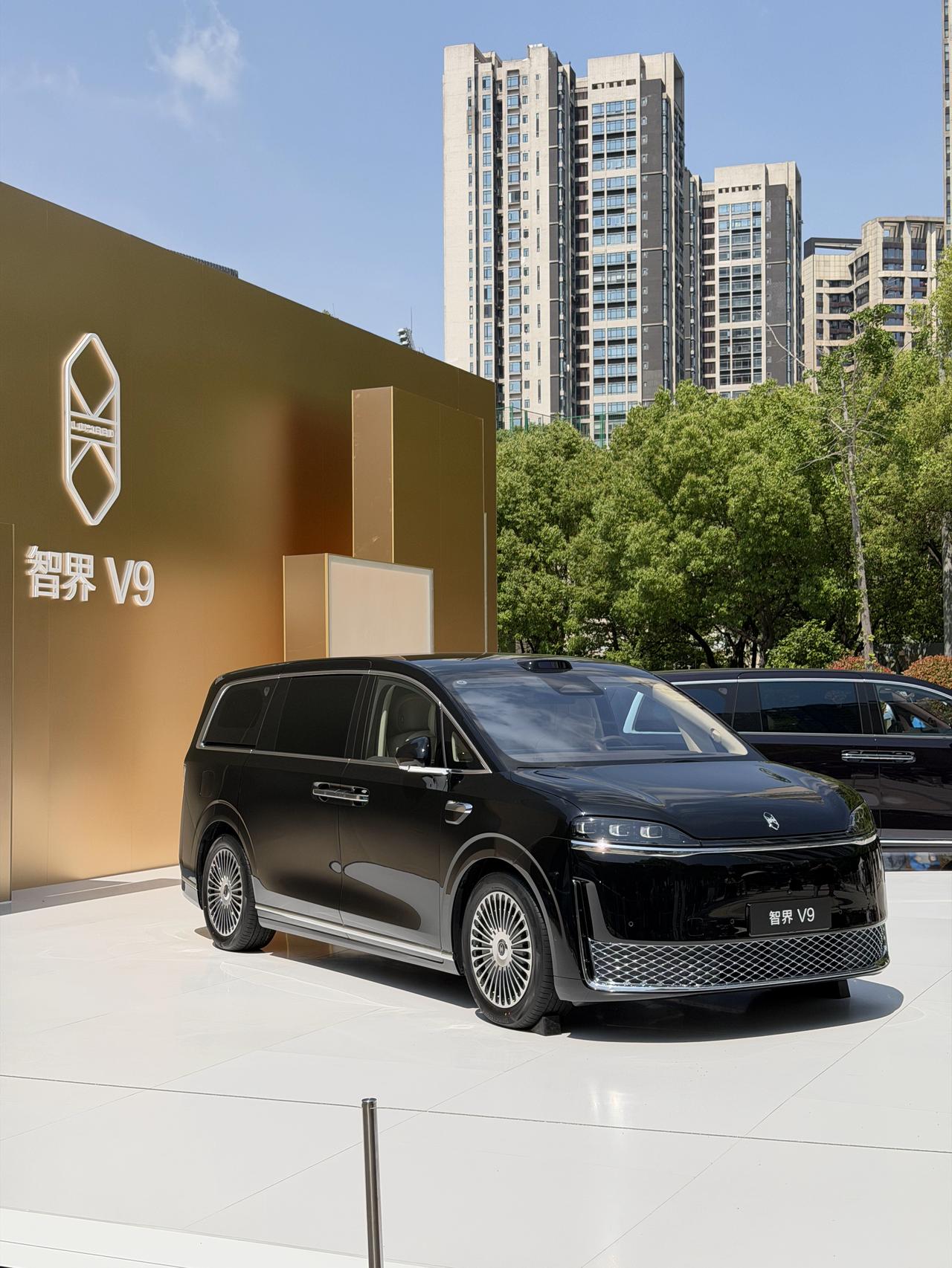 定价40万+的智界V9
上市48小时大定
已突破一万台！
鸿蒙智行首次做MPV