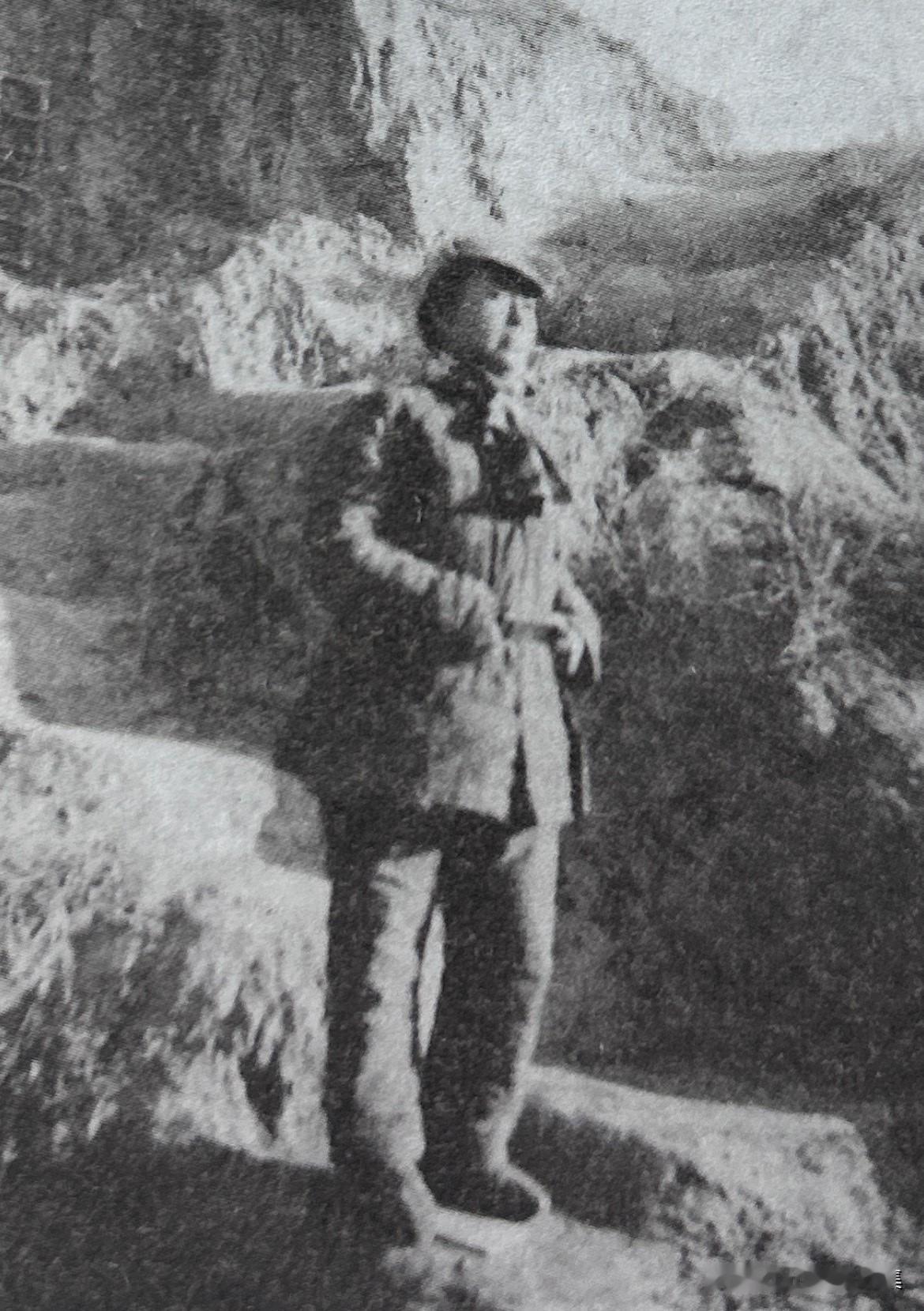 1938年，丁玲回延安后，即留在马列学院学习。图为在马列学院窑洞前留影。在去马列