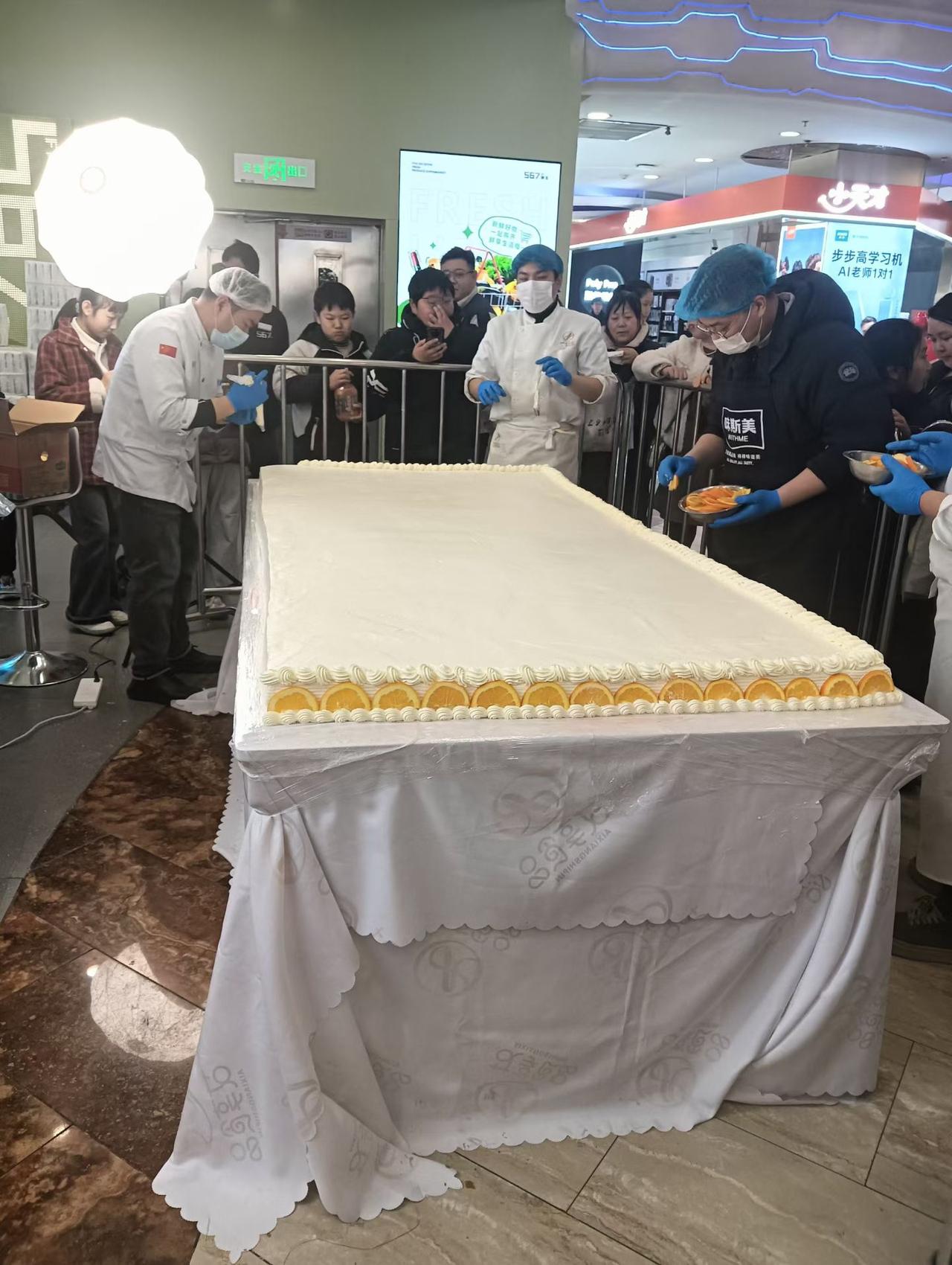 来王府井吃蛋糕了