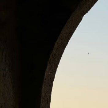 古老石质的哥特尖拱，如同天然画框，将整座城市的黄昏妥帖收纳于轮廓之内。窗框内侧沉