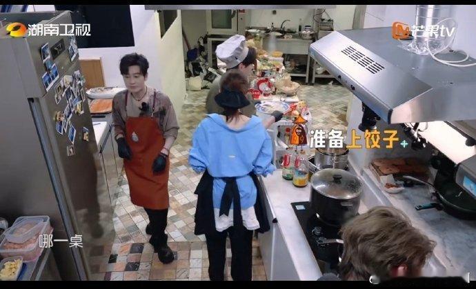 翟潇闻[超话]翟潇闻算盘打错了拉着二胖当 “人形移动菜单”，结果这菜单在顾客视角