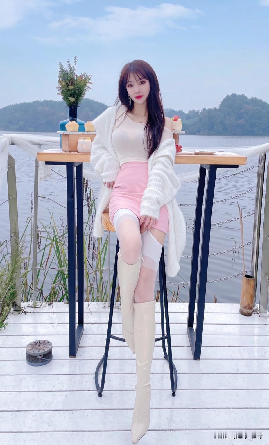 柔糯面料裹着优雅轮廓，甜酷平衡得刚好，走路带风却不失温柔，女神气场直戳人心～女人