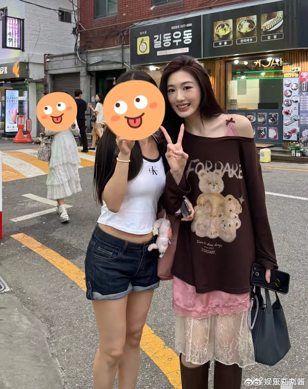 韩国偶遇孙乐言奥斯卡手挽手逛街偶遇孙乐言奥斯卡亲密搂抱逛街街头偶遇画面太过治愈，