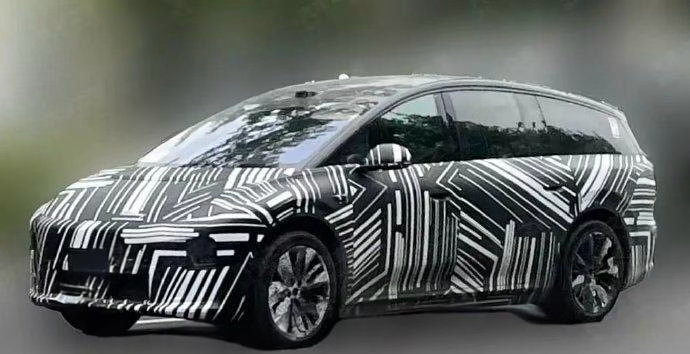 2026款理想i8看样子快要亮相了，实拍能看到门把手换成半隐藏设计，网传改动还有