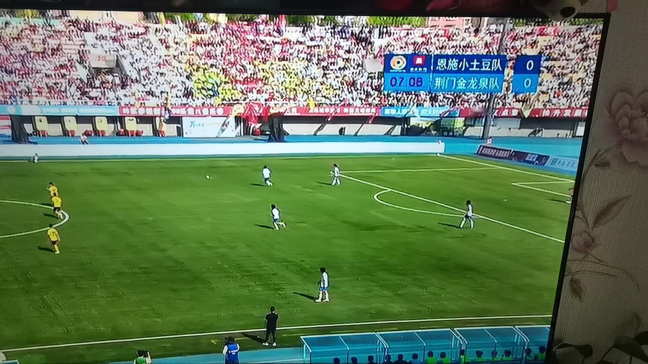 本周迎来了楚超联赛第一轮比赛日，现在正在观看恩施VS荆门的比赛。
根据转播主持人