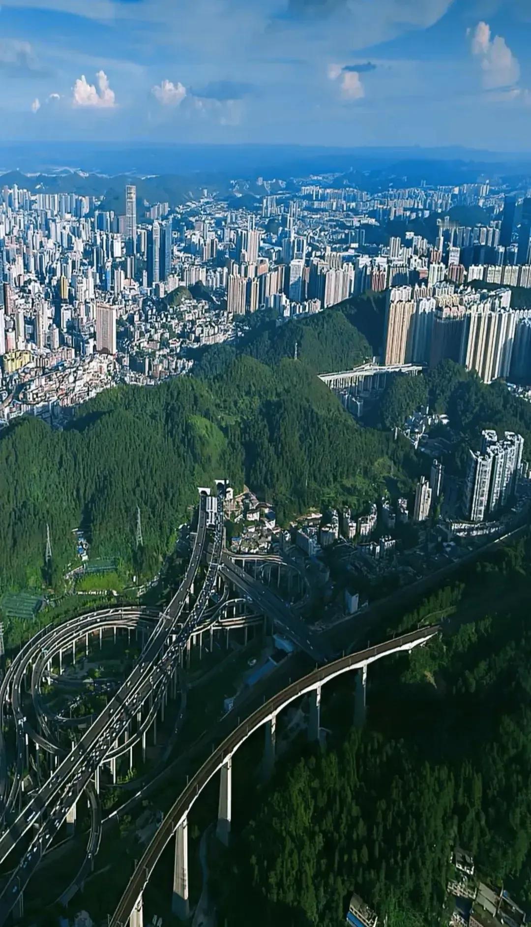 这个立交桥有谁能猜出来是中国的哪个城市的？
一看就是旅游达人，要不是当地的市民朋