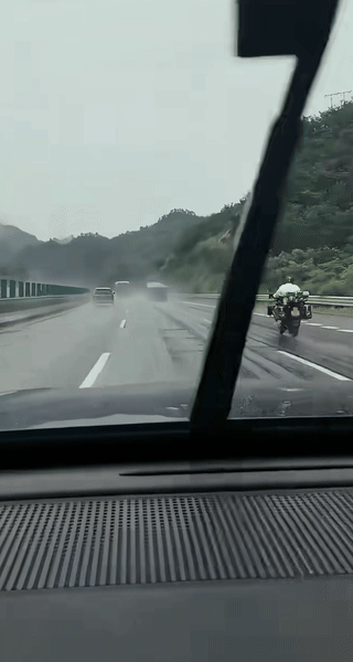 雨中骑行，速度可不是一般般的快。
视频车的速度起初可能是90公里/小时左右，骑手