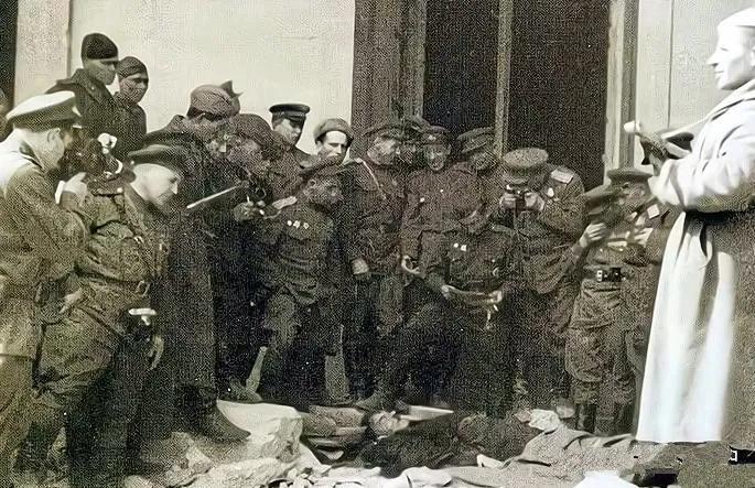 “大魔头”希特勒死后的罕见遗照

1945年4月30日，苏军经过激战，终于攻占了