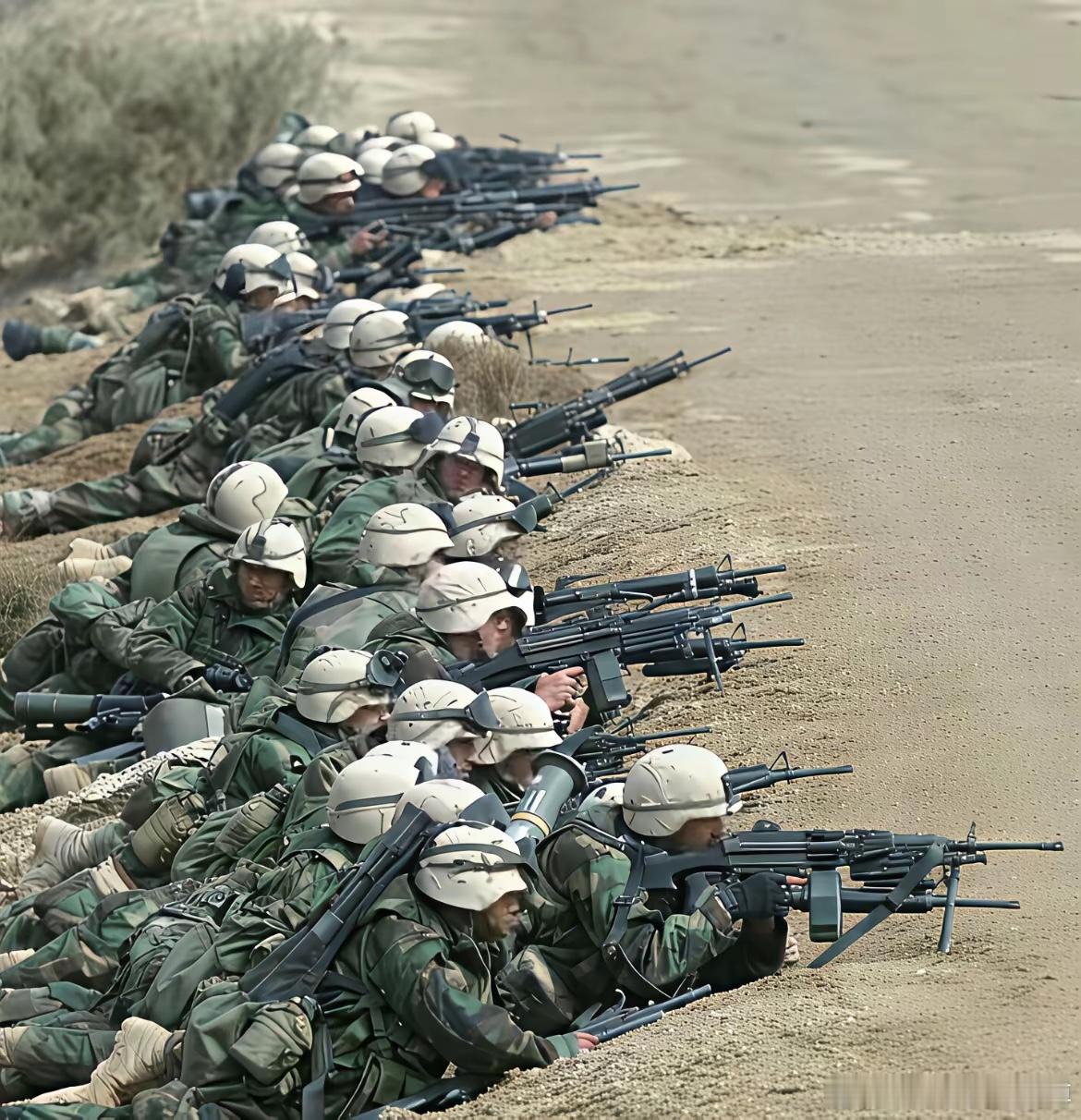 90年代，美国进攻伊拉克时的场景照片，一大群士兵扎堆聚集在这里，要是放现在已经被