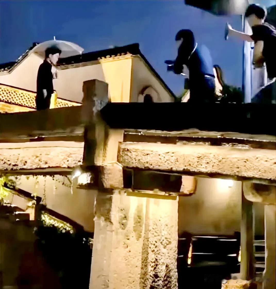 董宇辉已经抵达浙江桐乡，这是趁着晚上悄悄地出来拍大片呢！

晚上，下着淅沥沥的小