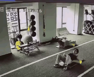 男子健身房热身犯困倒地酣睡，一觉足足睡满7小时。
场馆众人见他睡得安稳，不忍贸然