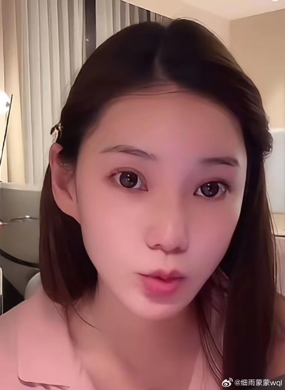 小汪宝的满月果真没有大操大办，甚至亲朋都没有邀请，筱梅选择自己一家人吃顿简单的饭