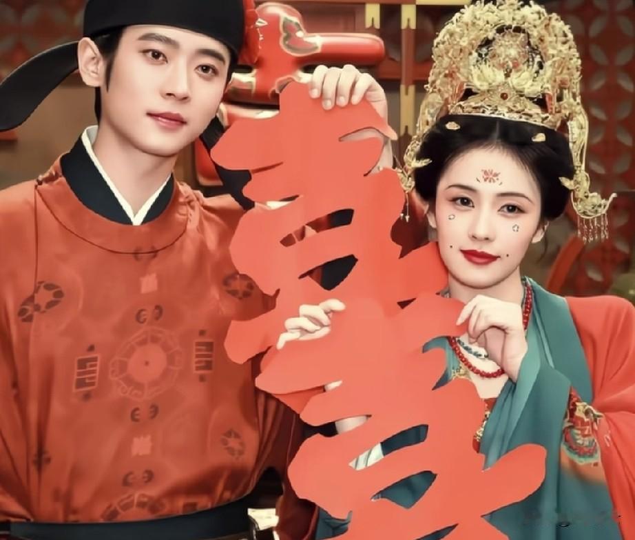 白鹿新剧的剧照似曾相识，和杨紫的《国色芳华》中造型很相近，但又少了一些质感。或许