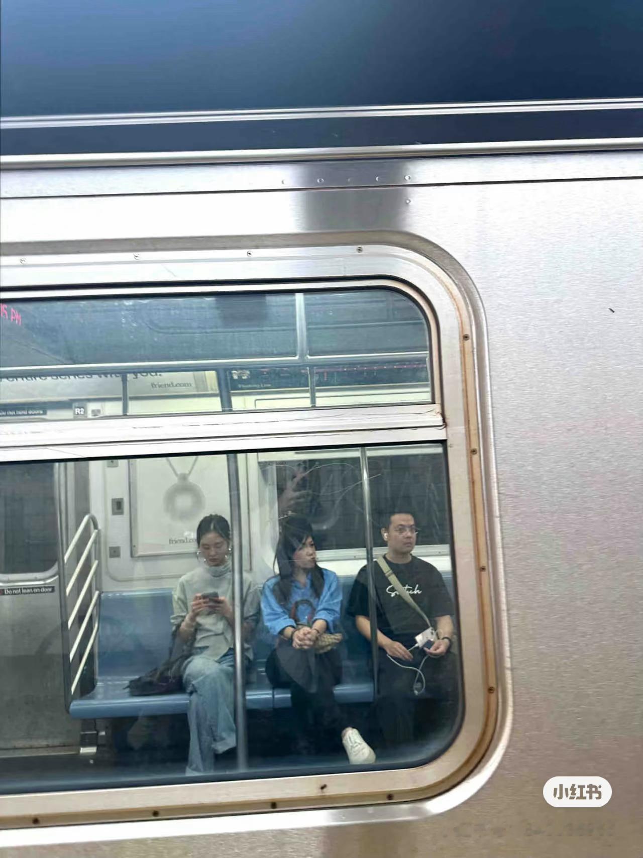 网友在纽约地铁偶遇黄多多人群中的大美女，本人很有气质透着一股清冷感 ​​​