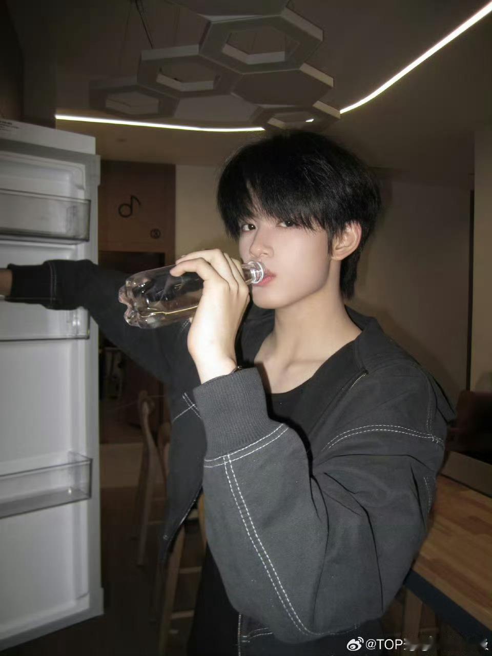 张极一进厨房自动散发人夫感 张极的人夫感藏不住了！平日里软乎乎像只小狗，一进厨房