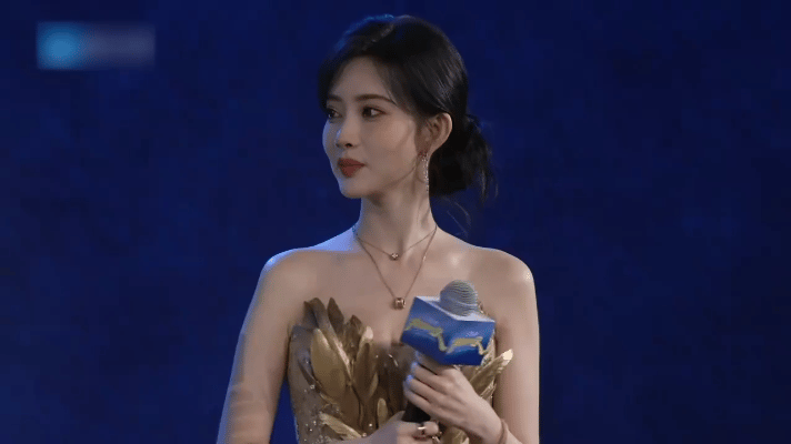 《奔跑吧13》女星点名环节，孟子义突然对吴昕灵魂拷问：“上次谁半夜偷吃你零食？”
