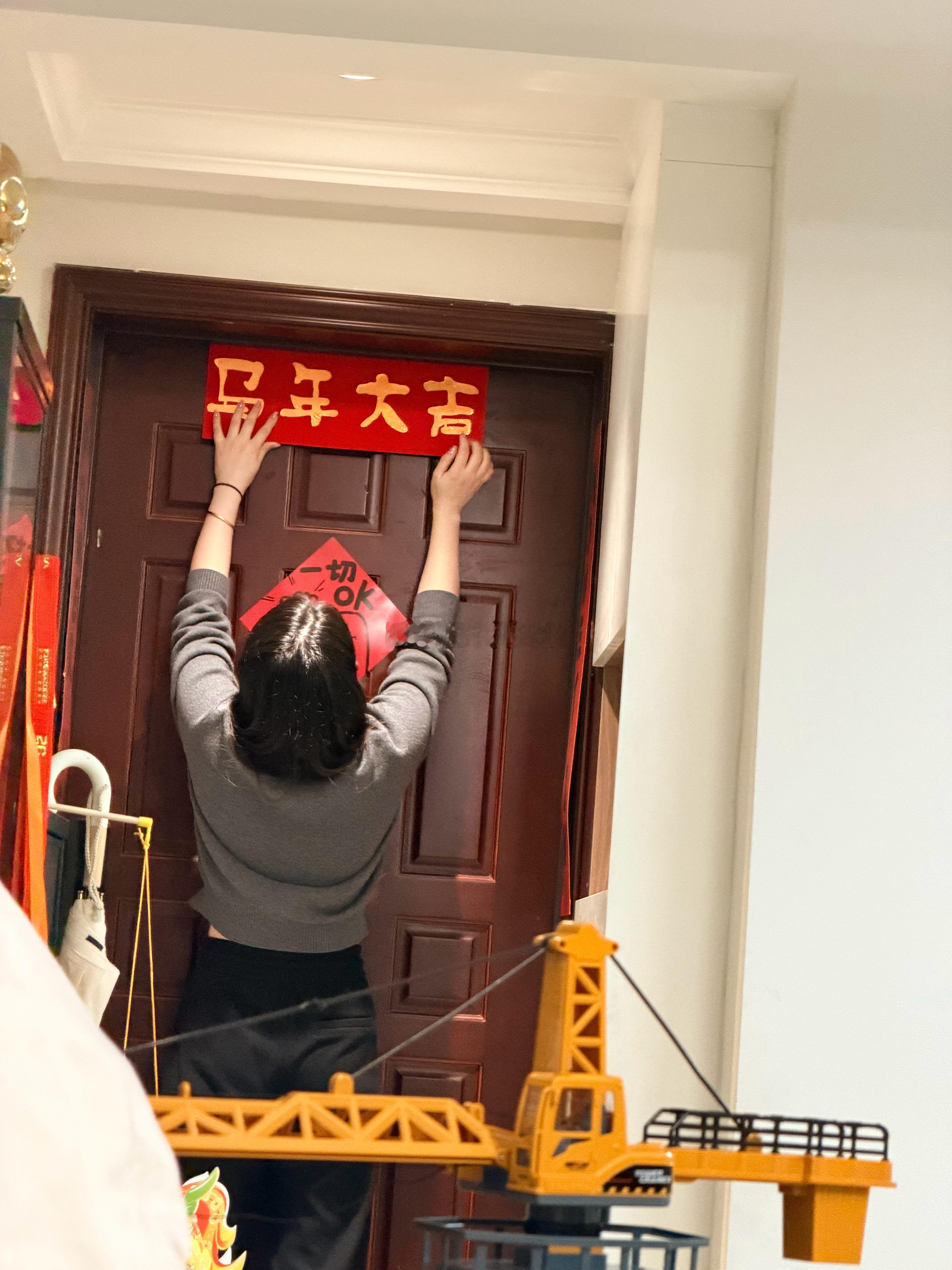 媳妇在换新对联了我记得这不是春节才换吗，而且好像是提贴门外吧。 