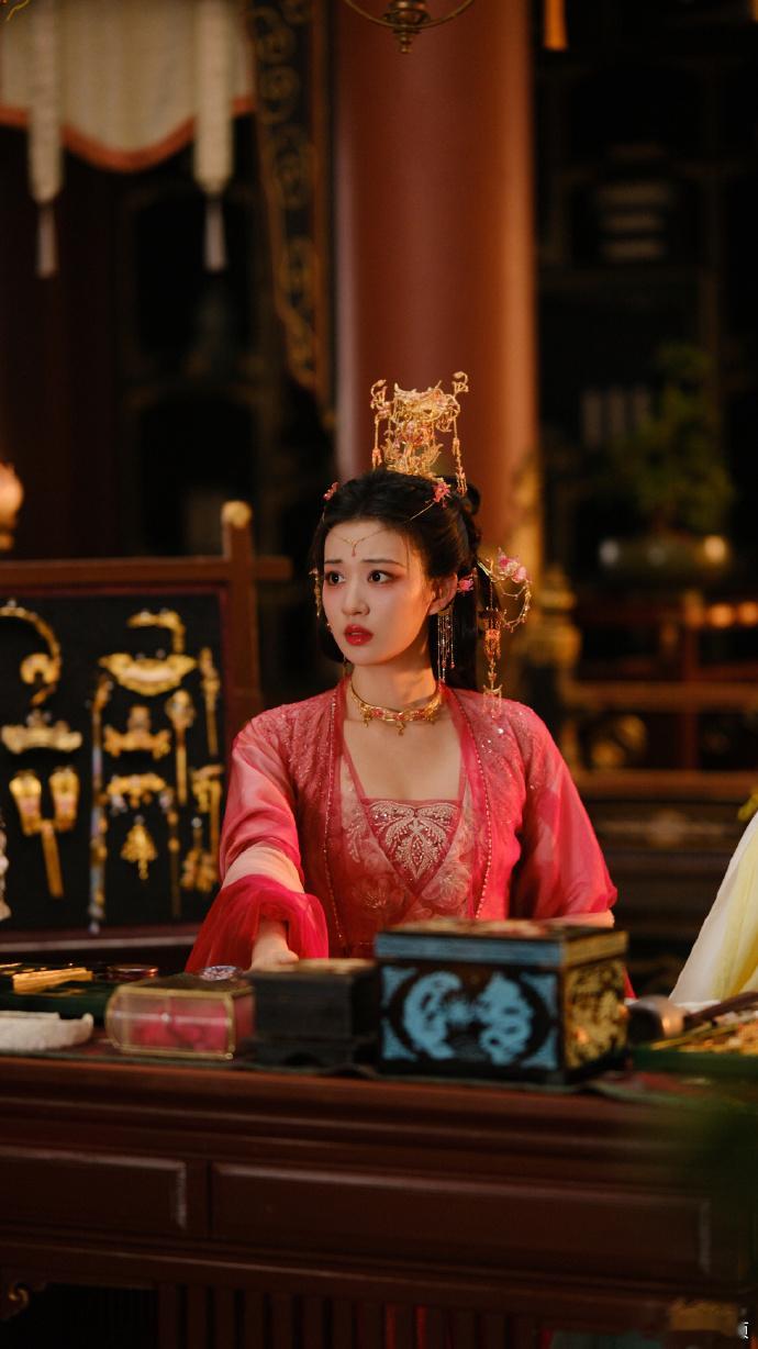 王楚然说的都是我的词啊庾妃不仅是戏精还有打工人天赋，王楚然脱口而出的词也是挺让人