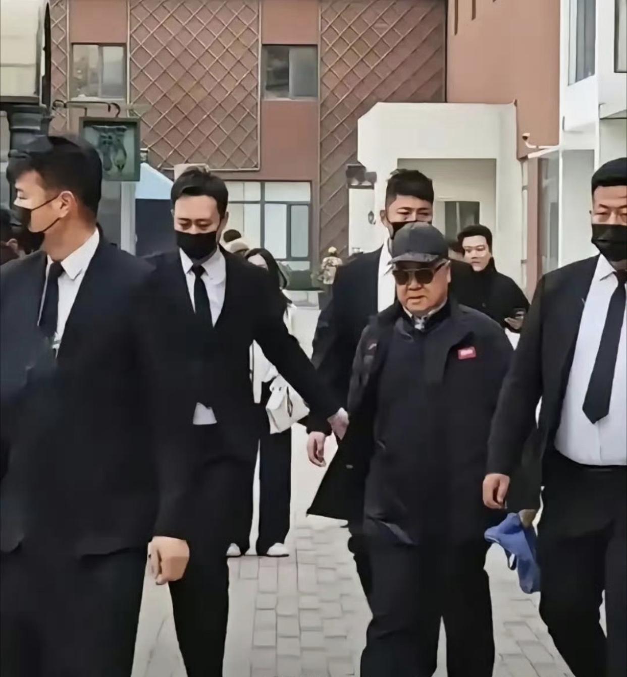 这是哪位作家呀，出门那么多保镖护在四周，如果是真正的人民作家，应该不怕群众吧！