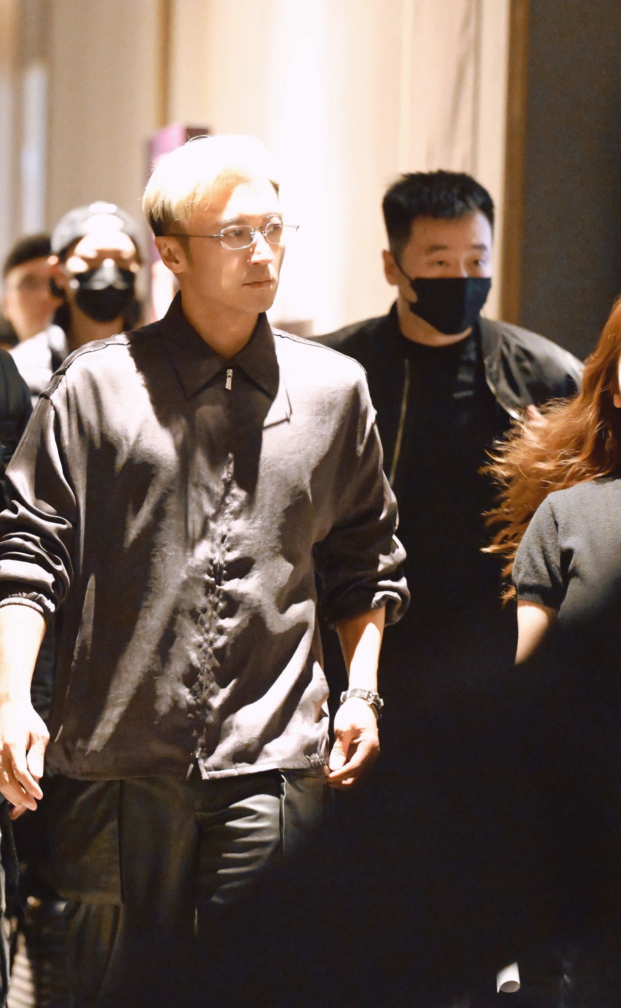 谢霆锋来泉州了，生图看着状态是真不错，便装出镜很接地气，站在人群里辨识度超高。泉