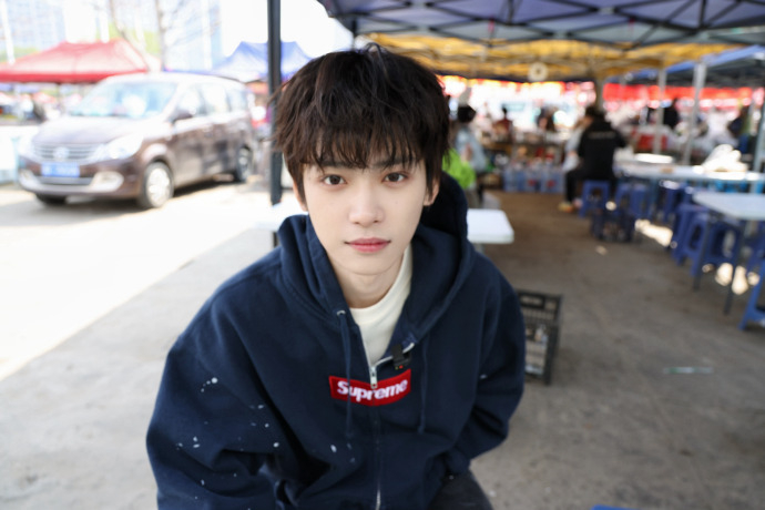 梓渝漫步湖边赏春光梓渝许心愿 梓渝4月24日发布湖边夜游Vlog，漫步赏春、完成