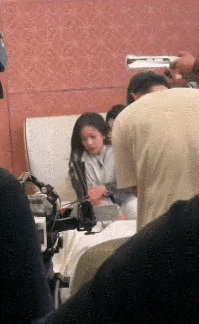 为什么说女生，尤其是漂亮女生不要进娱乐圈！
 
漂亮是敲门砖，却也可能是麻烦的起