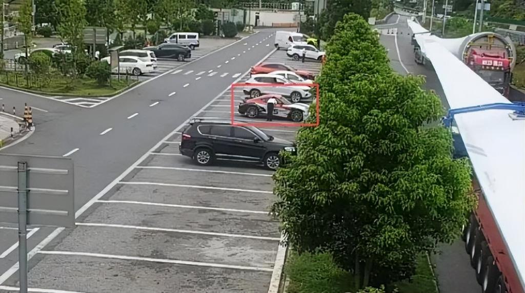 贵阳17岁女孩坐顺风车回家，车刚开进湖南一处高速服务区，司机下车后竟一直没回来，