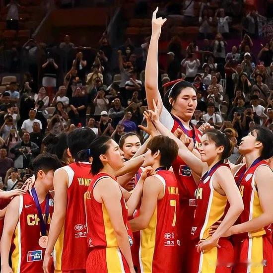 女篮内线试新阵，三大中锋能挑大梁？韩旭李月汝归期未定

2月3日，篮协公布14人