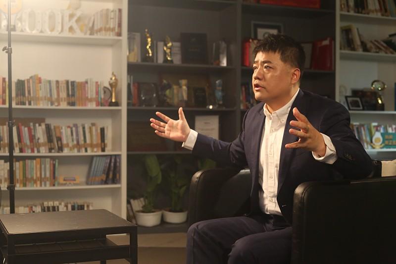 生活里依靠自己还是他人，这不是单选题。就像走路，得适时切换重心。
择业、婚姻这类