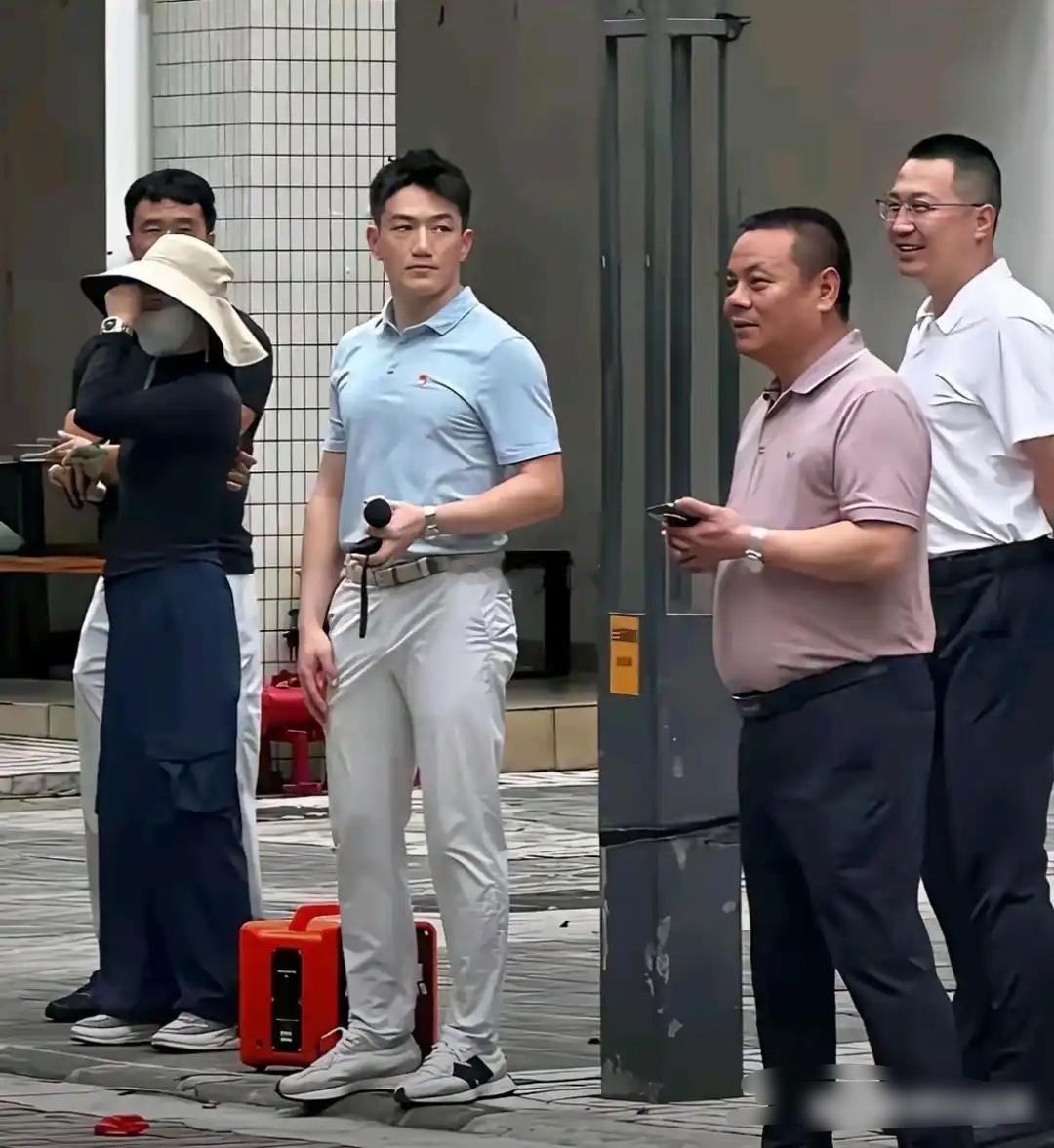 偶遇张馨予的老公，好像也没有那么帅…… 