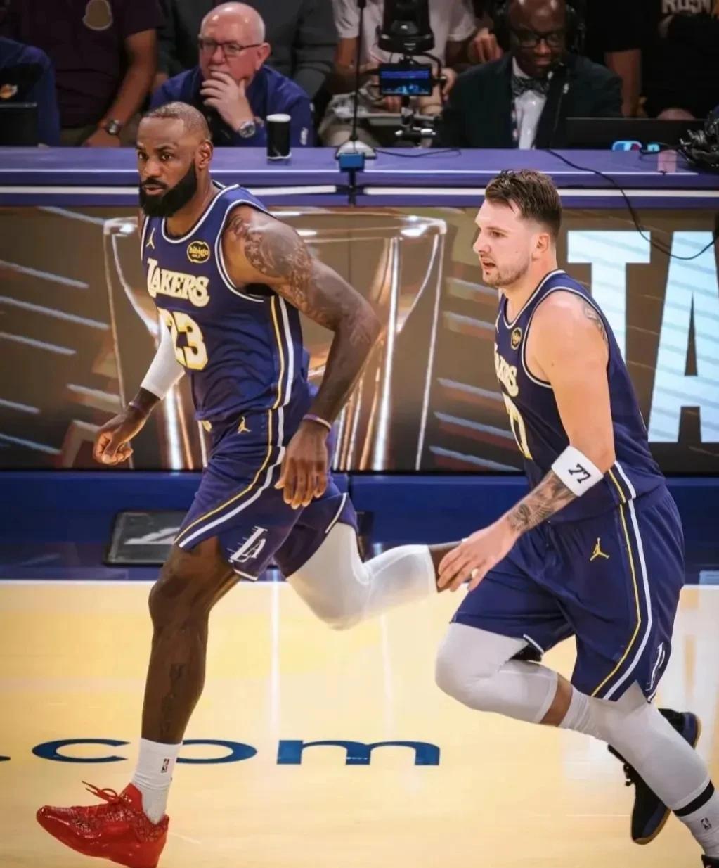 说点火箭球迷不爱听的：不排除翻船的可能性，因为永远不要低估老詹那颗夺冠的心！
