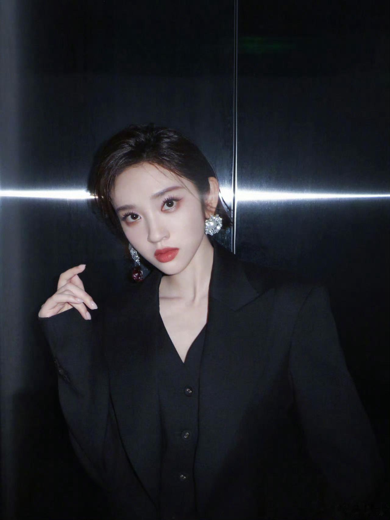 美女多多少少都有点耳背体质 孙怡经典空耳后继有人，唐艺昕完美接上笑点满满唐艺昕把