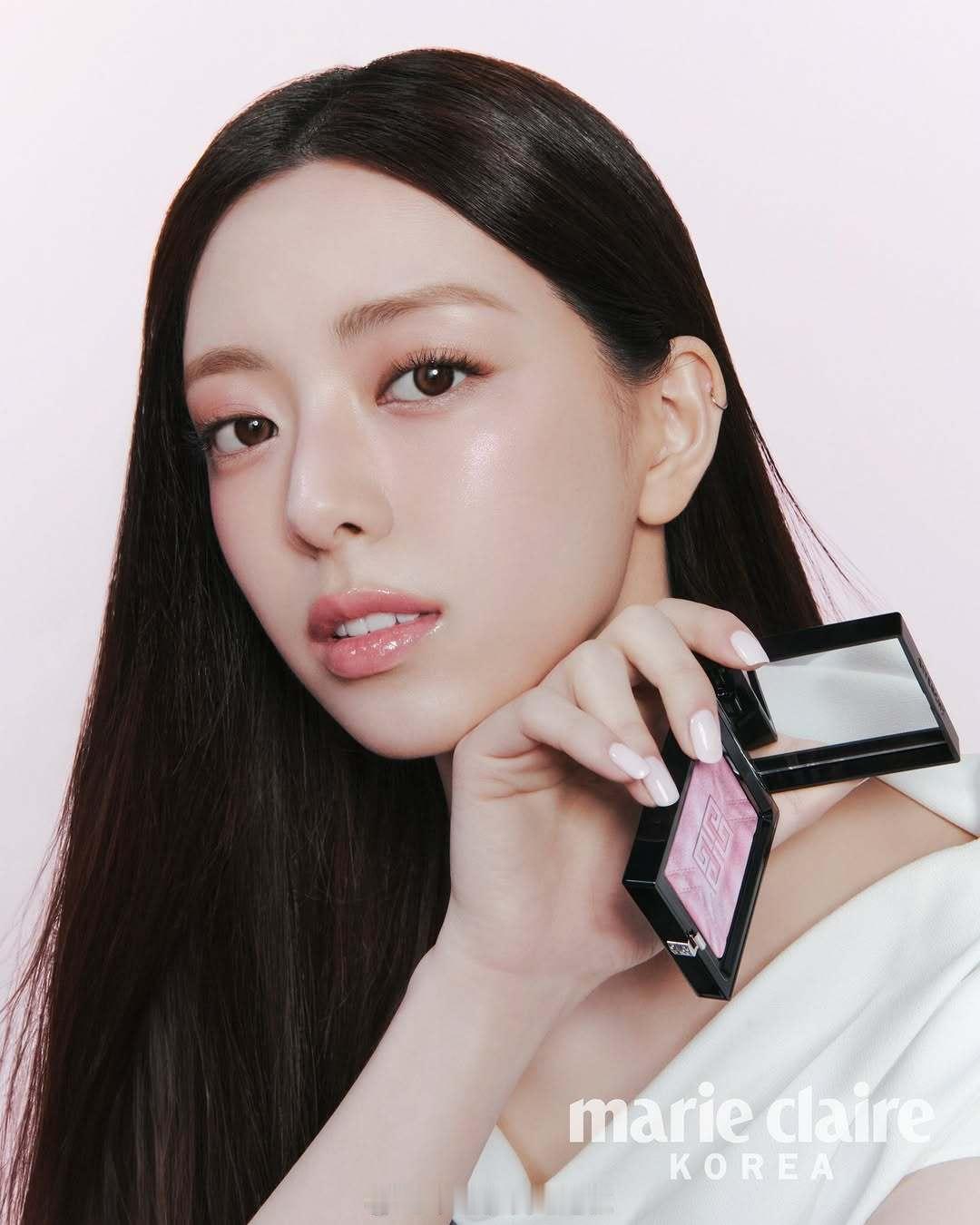 itzy更新动态为YUNA X Marie Claire Korea X Giv