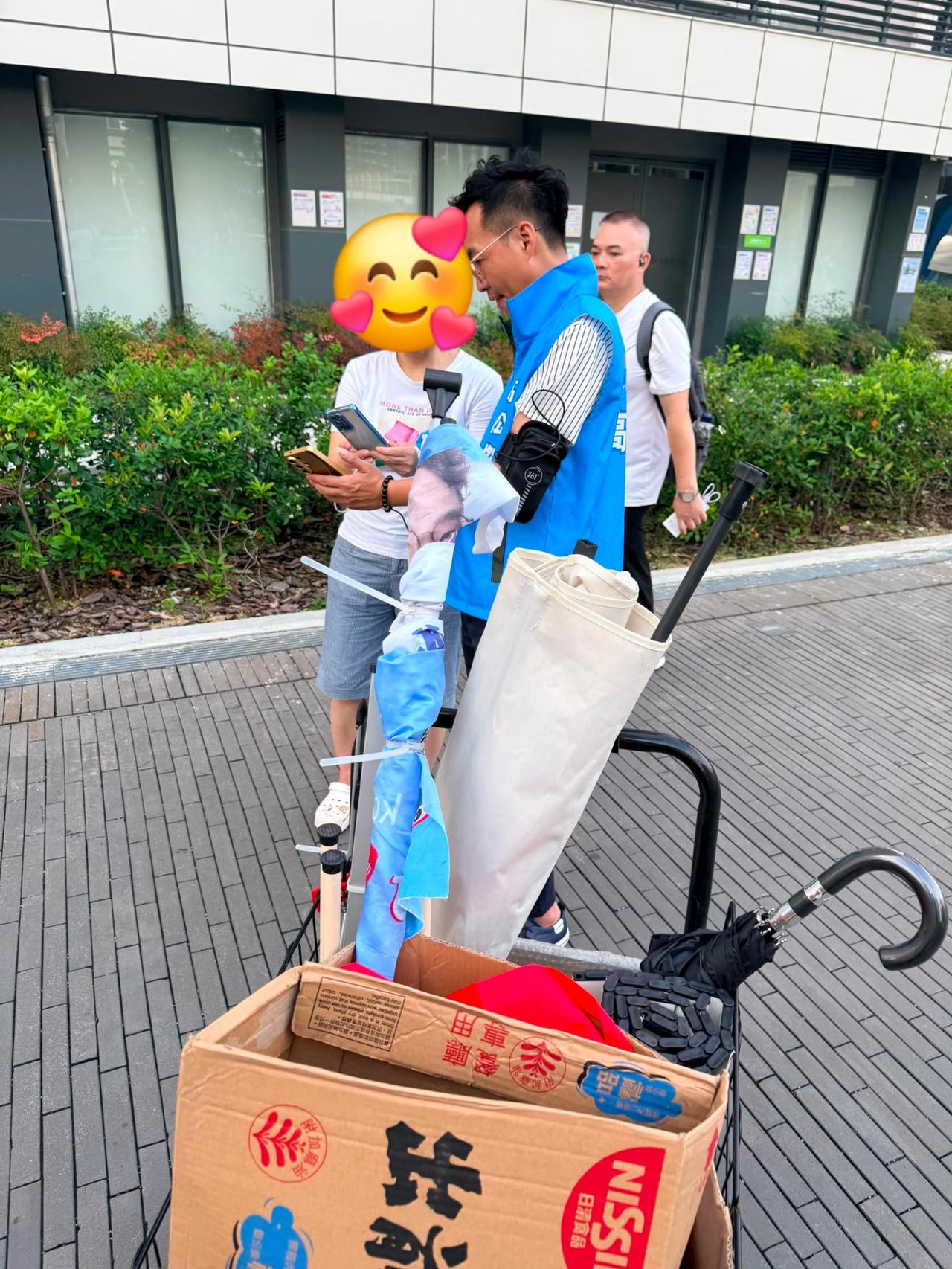 今年首个强颱风「红霞」袭港后，高Sir继一早落区，分别去到启简约公屋、启欣苑、启