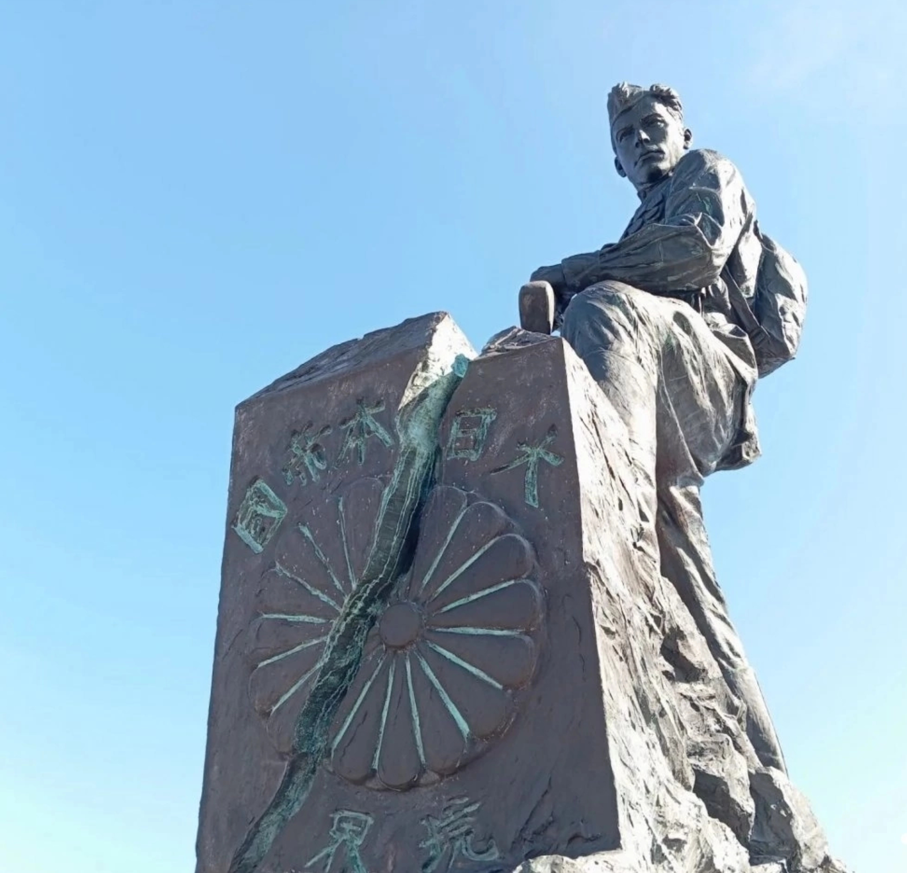 为庆祝“战胜军国主义日本及第二次世界大战结束”纪念日，一座强而有力的雕像纪念碑在