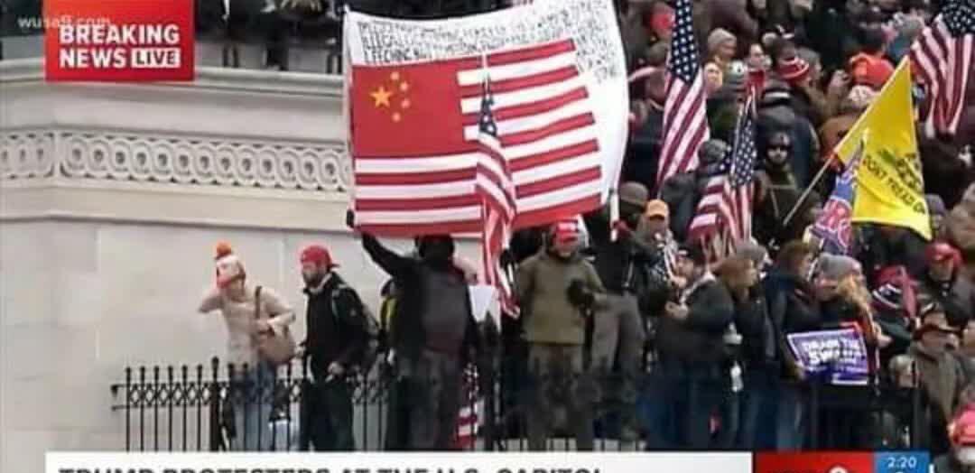 美国抗议活动出现的新旗帜
