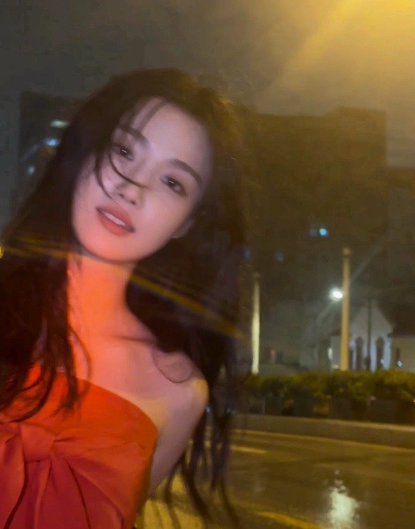 爆光啦！谁懂啊！卢昱晓这组雨夜live图直接美到失语！暖黄路灯、湿漉漉的柏油路，