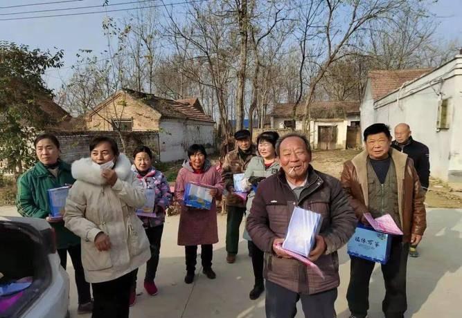 2001年，山东单县，43岁光棍在街头捡回一位截瘫女子，不料，女子半年后突然提出