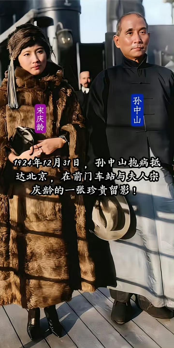 宋庆龄的容貌温婉秀丽，面容柔和清雅，气质出众。相比之下，宋美龄的眼型略显狭长，随