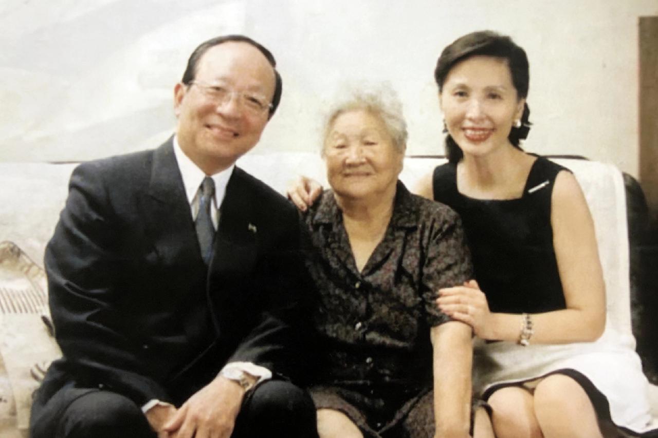 90年代，蒋孝严和妻子黄美伦，看望自己的舅妈时，一张罕见的合影，从镜头中我们可以