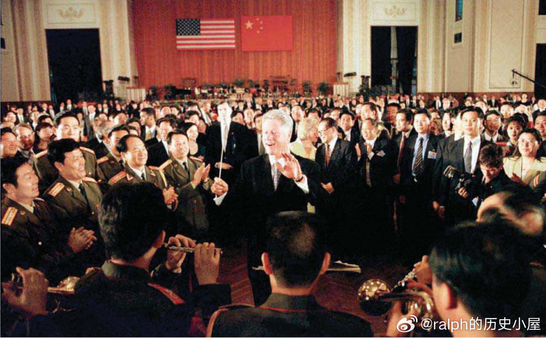 1998年6月27日在人民大会堂举行的盛大宴会上，克林顿指挥乐队演奏美国乐曲《越