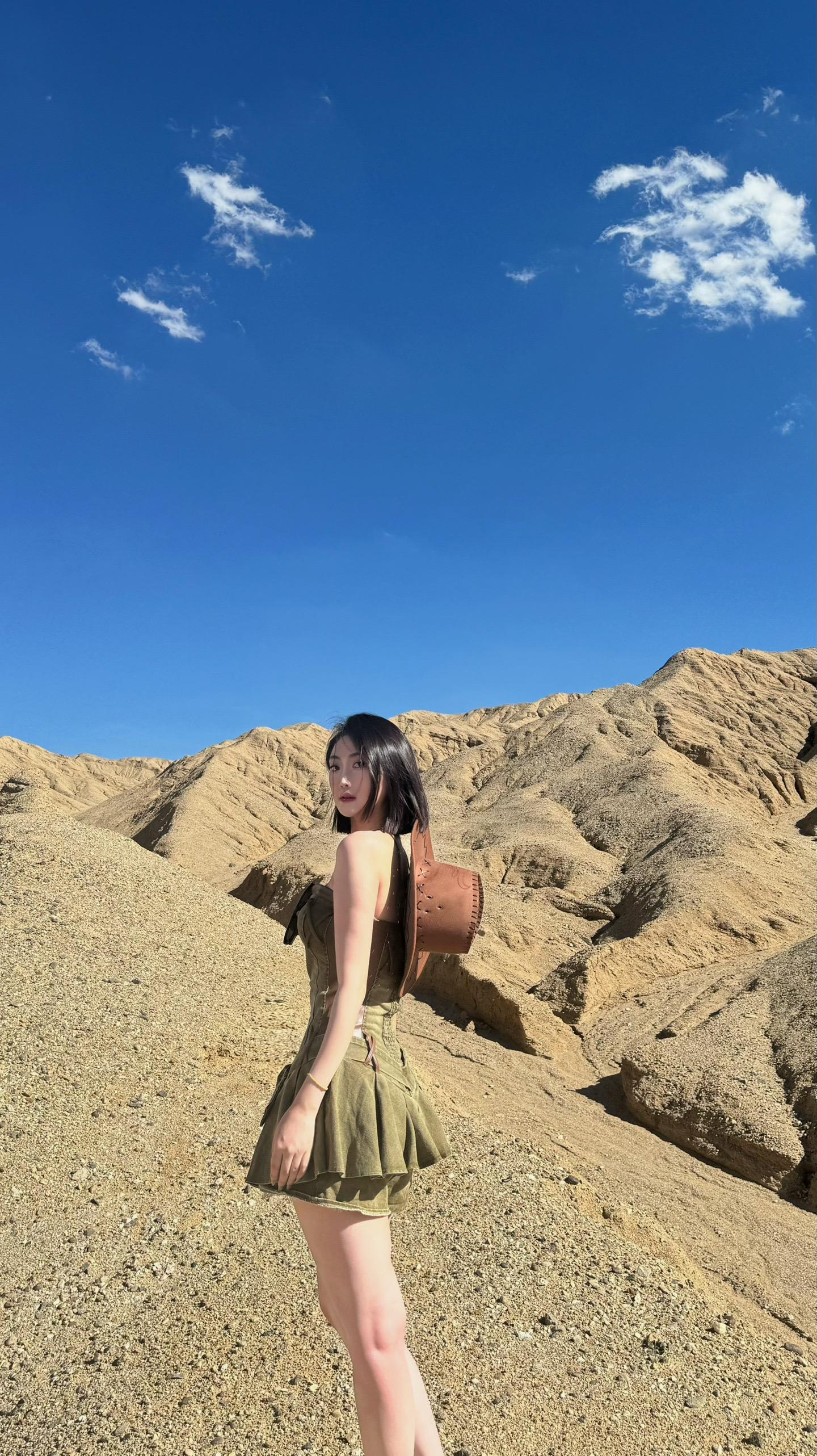 我大放厥词的吹嘘着 这片天地都是我的 可事实是我只想永远的待在你身边