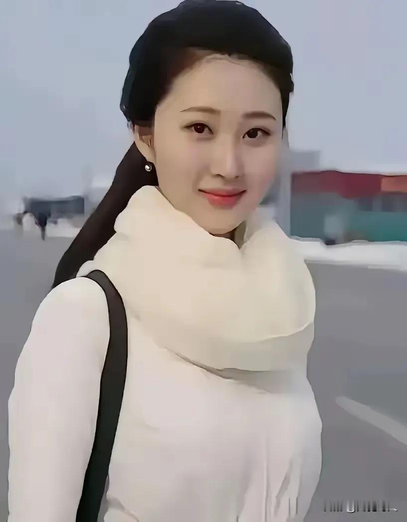 文采飞扬聚墨香，
巨作七律《冬韵》颂。
红梅吾惧白雪凌，
佳丽豪诗露风骚。