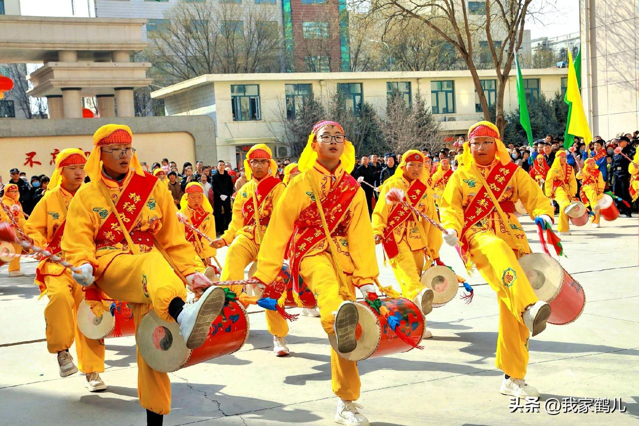 皋兰县2026年春节社火展演在震天的锣鼓声中拉开帷幕。
来自什川镇、水阜镇、西岔