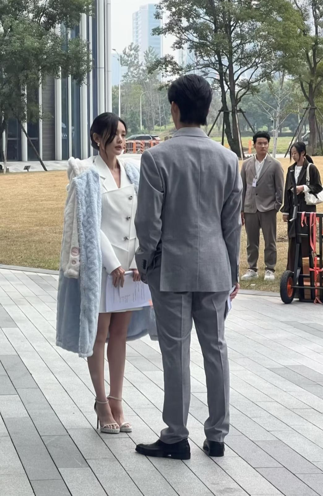 偶遇李一桐拍戏，直接被美到了！
 
本人比镜头里瘦一圈，肩颈线条像被精修过，穿白