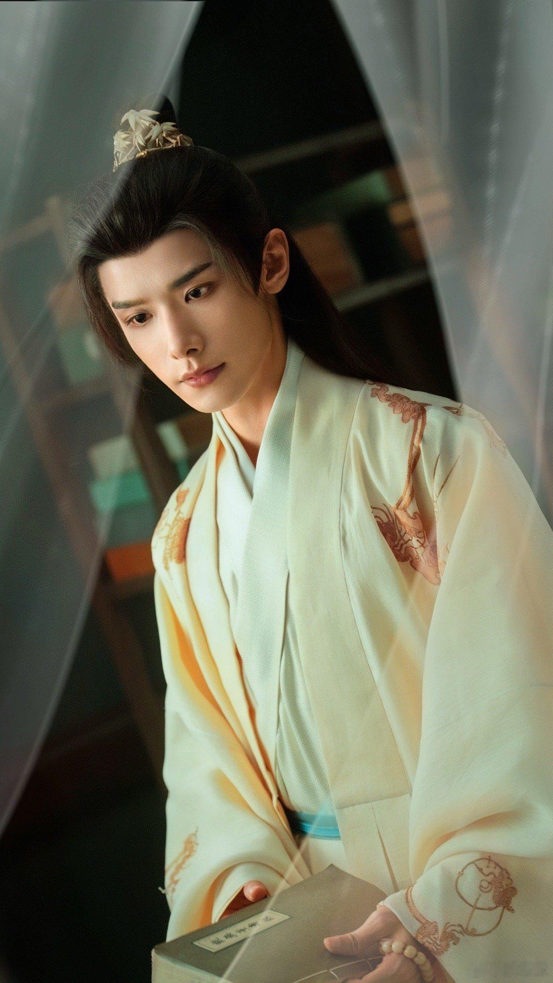 赵弈钦阴邪湿冷味 赵弈钦这表现绝了！晏白楼一出场，清冷表象下阴湿冷味男鬼感爆棚。