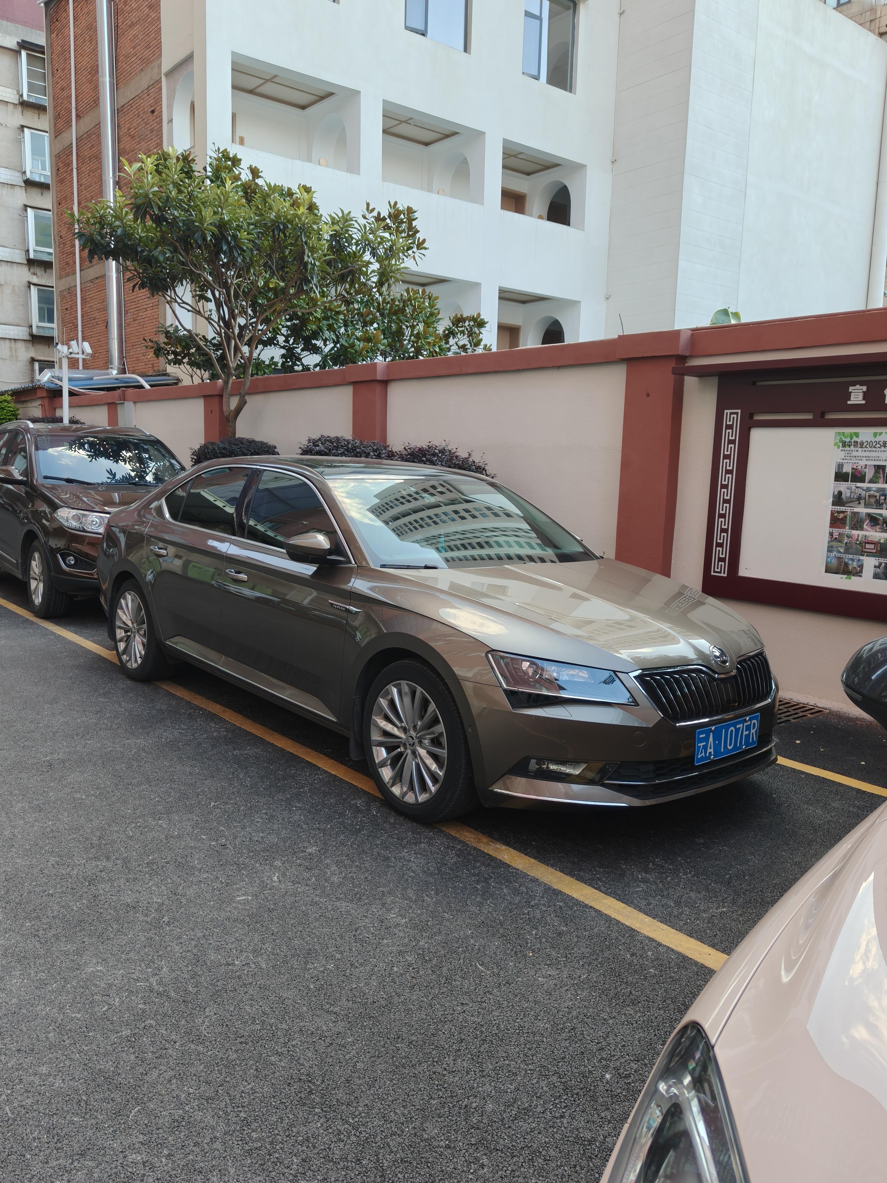 速派380tsi旗舰版哦，少见……这车感觉很不错，动力强、外观好看配置高，还是掀