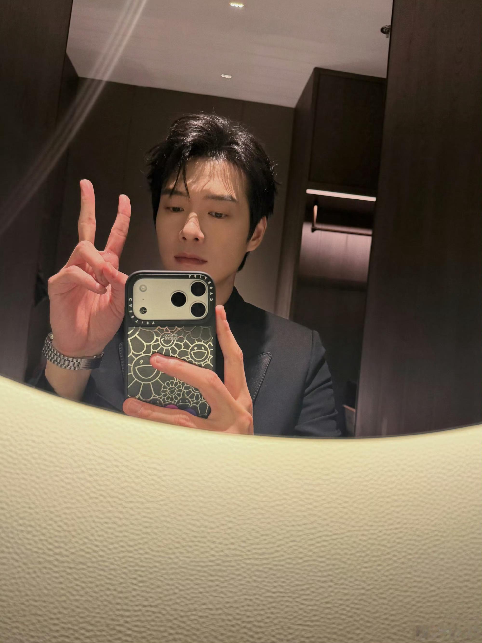 魏大勋拿捏住了唱跳ending精髓 魏大勋唱跳舞台又🈶了！唱完以后不忘爱豆喘，