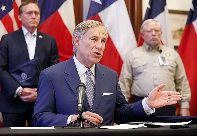 ​​​民主党参议员克里斯·范霍伦狠狠地批评了特朗普，在美国史上是从来没有这么愚蠢