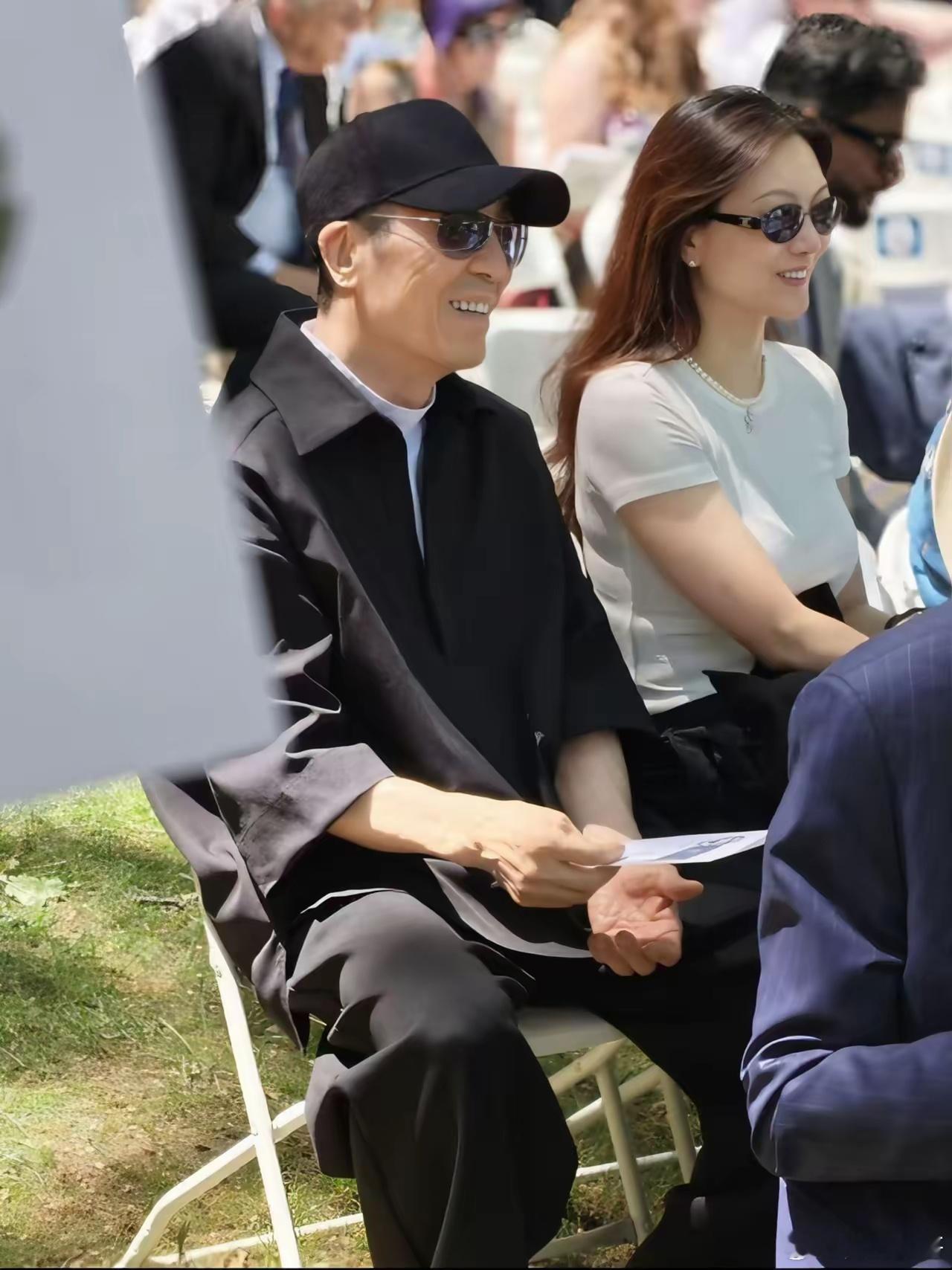 5月19日，张艺谋和陈婷远赴美国，出席二儿子的耶鲁大学毕业典礼，现场的状态看上去